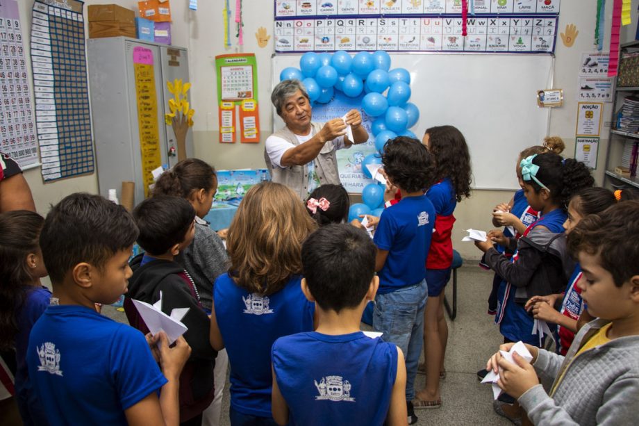 Alunos da Escola Joaquim Marques recebem visita de autor de livro que estudaram em sala de aula