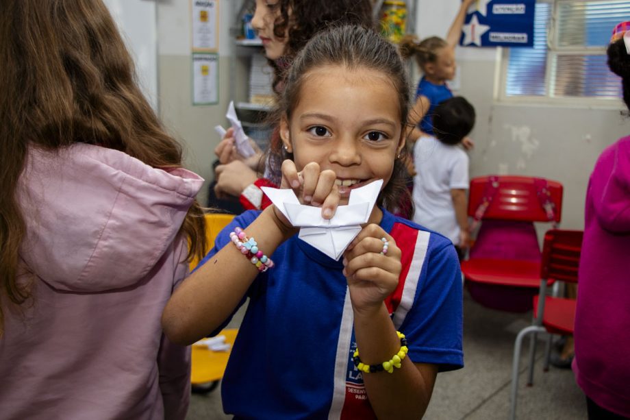 Alunos da Escola Joaquim Marques recebem visita de autor de livro que estudaram em sala de aula