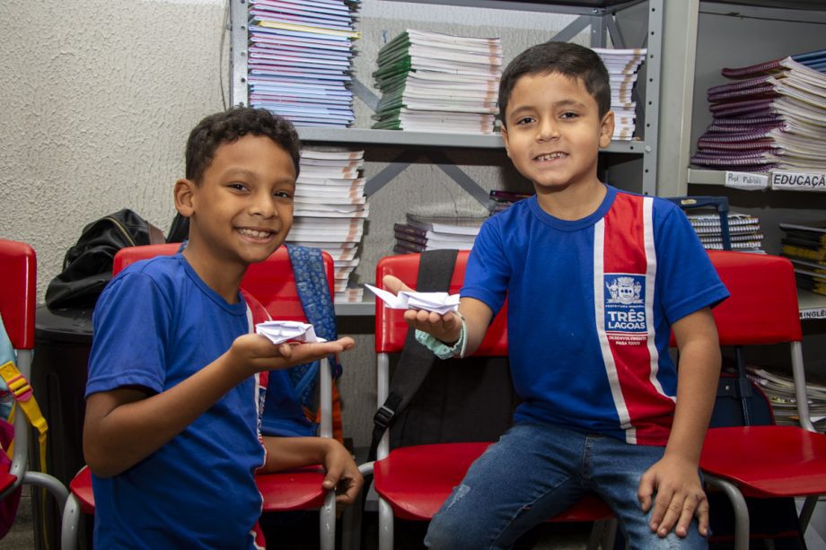 Alunos da Escola Joaquim Marques recebem visita de autor de livro que estudaram em sala de aula