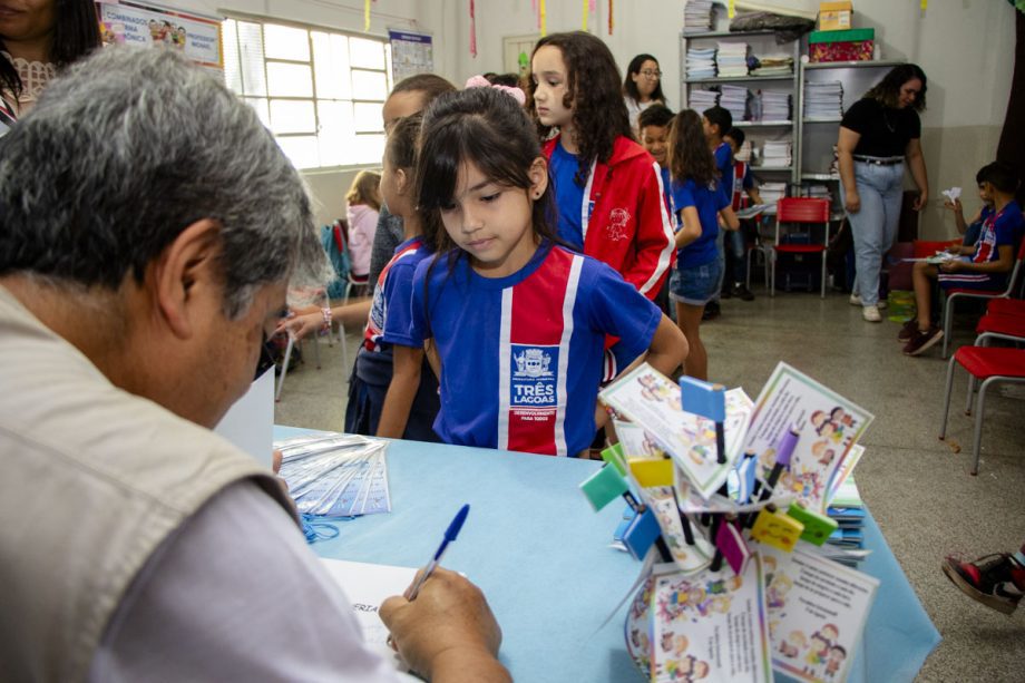 Alunos da Escola Joaquim Marques recebem visita de autor de livro que estudaram em sala de aula