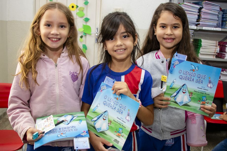 Alunos da Escola Joaquim Marques recebem visita de autor de livro que estudaram em sala de aula