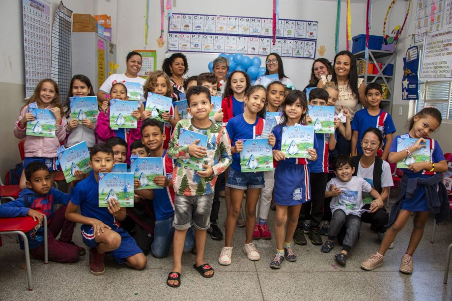 Alunos da Escola Joaquim Marques recebem visita de autor de livro que estudaram em sala de aula