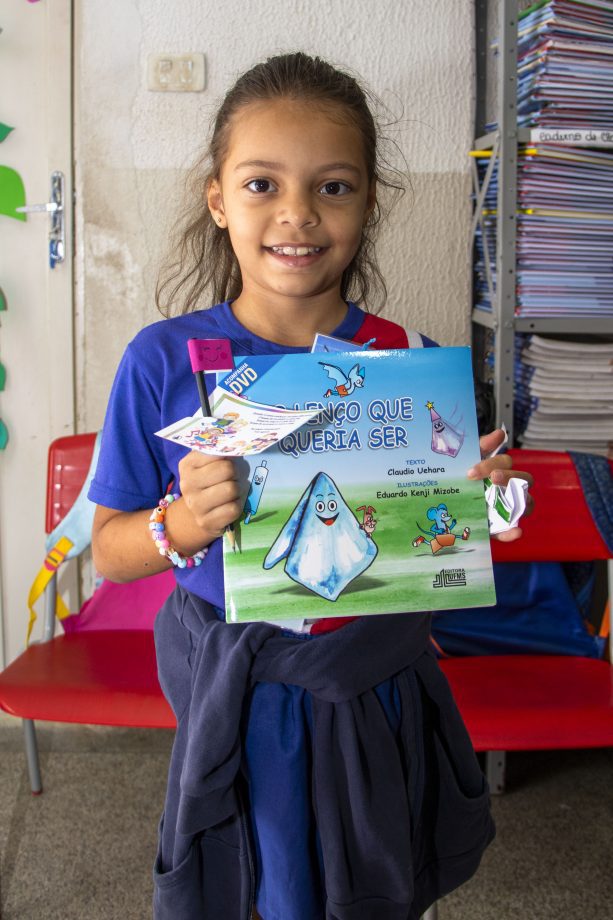 Alunos da Escola Joaquim Marques recebem visita de autor de livro que estudaram em sala de aula