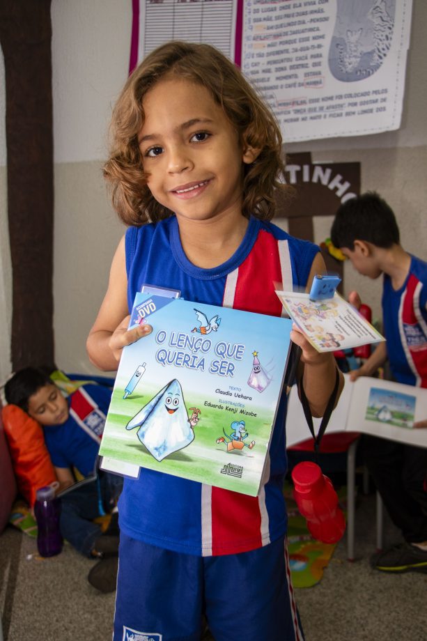 Alunos da Escola Joaquim Marques recebem visita de autor de livro que estudaram em sala de aula