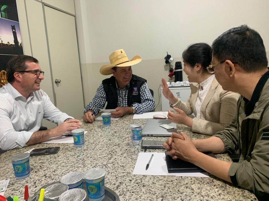 Prefeito Guerreiro recebe chineses interessados em investimentos em Três Lagoas Prefeito Guerreiro recebe chineses interessados em investimentos em Três Lagoas