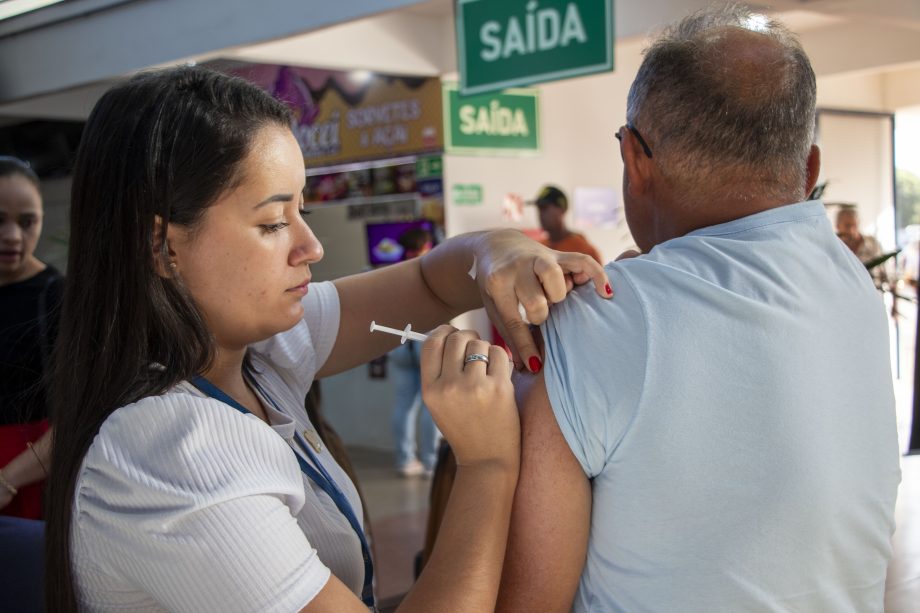 MS Vacina Mais na Feira realiza mais de 95 imunizações em uma manhã de ação