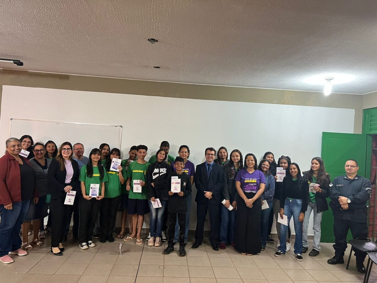Secretaria da Mulher, Defensoria e Promotoria orientam estudantes do Distrito Debrasa sobre a campanha do Agosto Lilás