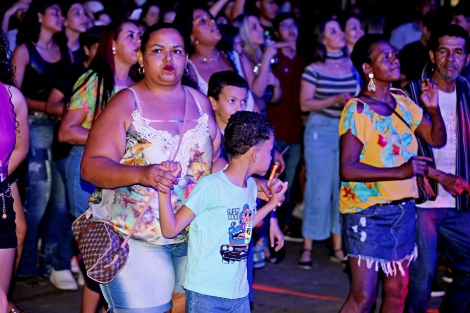 FESTA DO FOLCORE – 2ª noite leva 30 mil pessoas para a NOB e é marcada por elogios à organização e parque de diversões