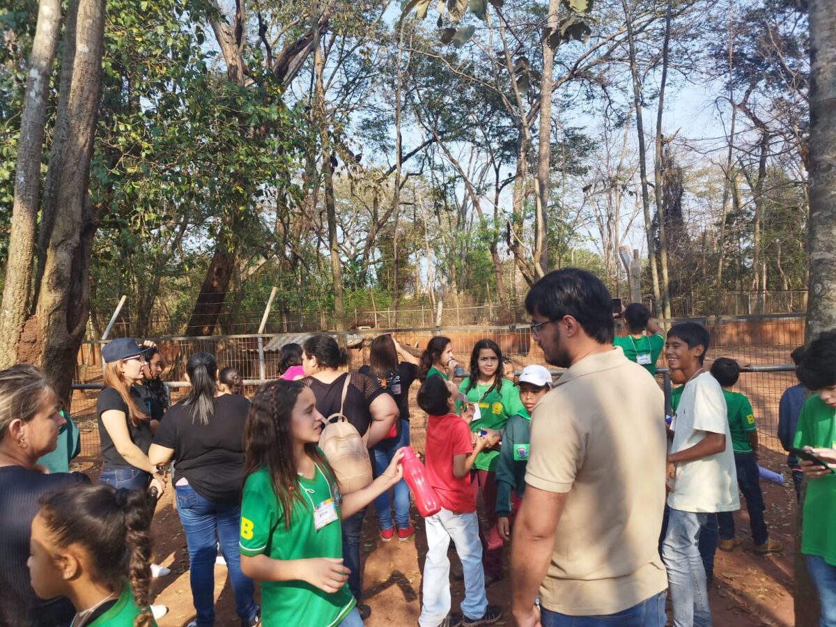 Crianças e adolescentes de Brasilândia visitam zoológico em Ilha Solteira