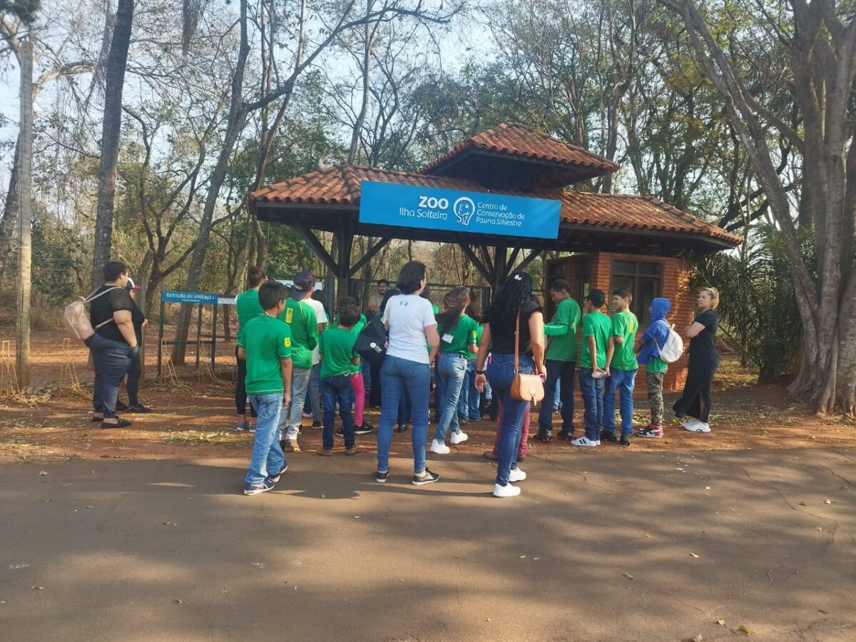 Crianças e adolescentes de Brasilândia visitam zoológico em Ilha Solteira