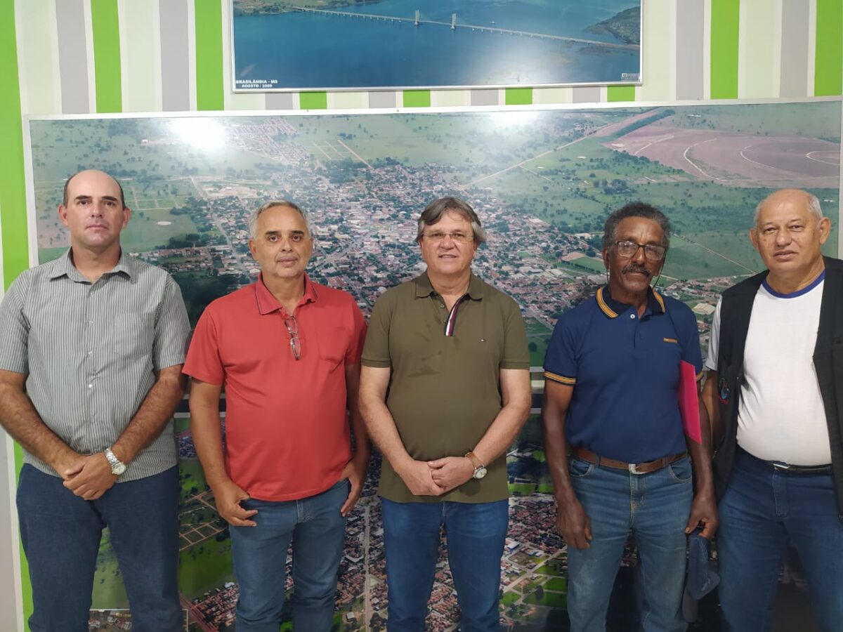 Prefeito de Brasilândia se reúne com produtores rurais para discutir implantação de cooperativa de laticínio 