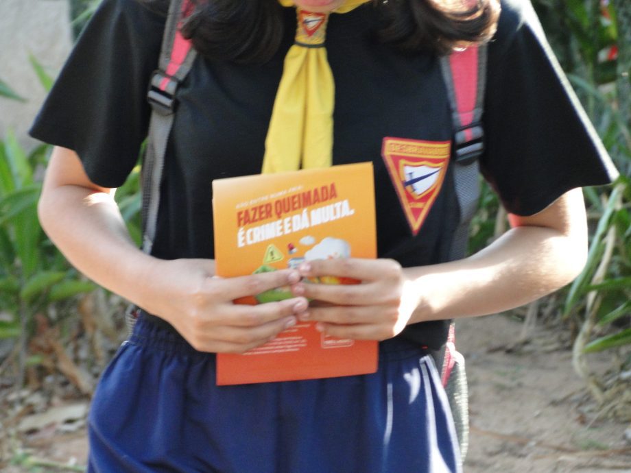 Meio Ambiente e Escoteiros Falcões do Leste levam conscientização contra queimadas ao bairro Novo Aeroporto