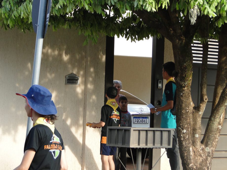 Meio Ambiente e Escoteiros Falcões do Leste levam conscientização contra queimadas ao bairro Novo Aeroporto