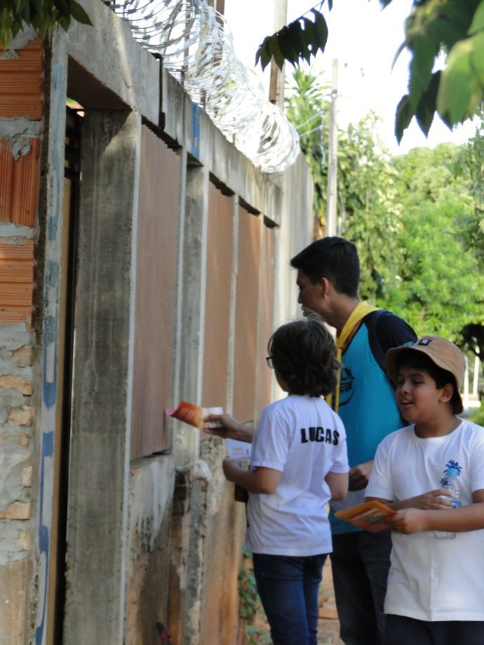 Meio Ambiente e Escoteiros Falcões do Leste levam conscientização contra queimadas ao bairro Novo Aeroporto