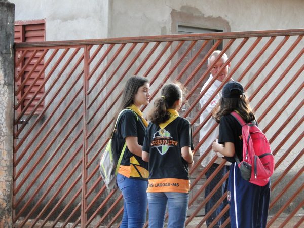 Meio Ambiente e Escoteiros Falcões do Leste levam conscientização contra queimadas ao bairro Novo Aeroporto