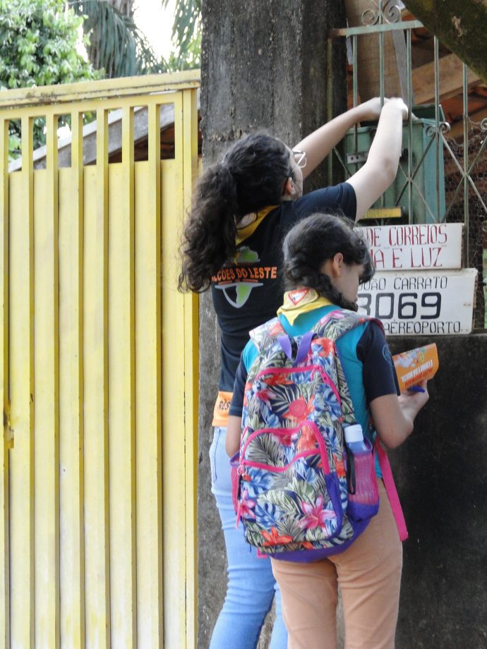 Meio Ambiente e Escoteiros Falcões do Leste levam conscientização contra queimadas ao bairro Novo Aeroporto