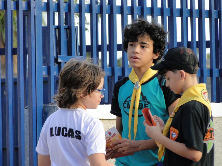 Meio Ambiente e Escoteiros Falcões do Leste levam conscientização contra queimadas ao bairro Novo Aeroporto