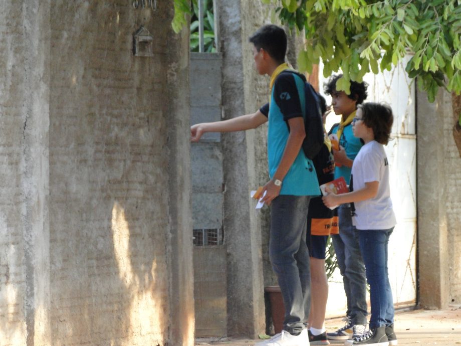 Meio Ambiente e Escoteiros Falcões do Leste levam conscientização contra queimadas ao bairro Novo Aeroporto