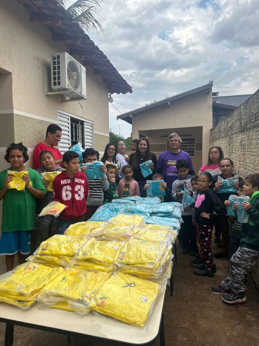 APAE de Brasilândia recebe novos uniformes APAE de Brasilândia recebe novos uniformes