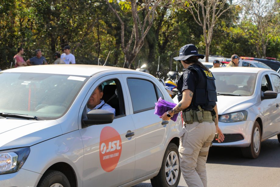 Deptran realiza abordagem educativa de trânsito referente ao “Agosto Lilás”