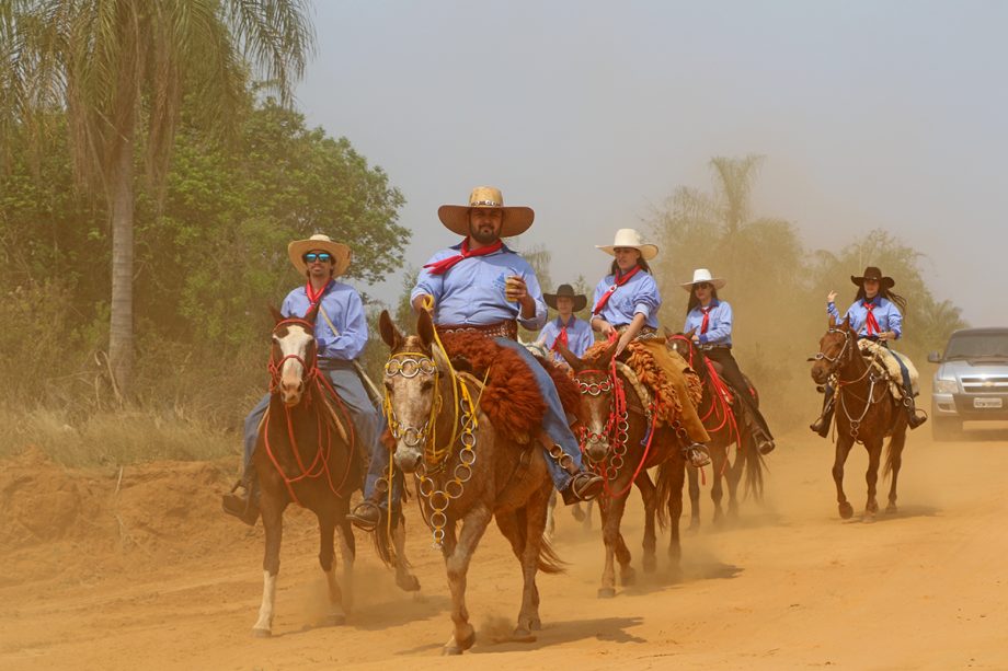 Distrito de Arapuá recebe 16ª Cavalgada com show da dupla Munhoz e Mariano