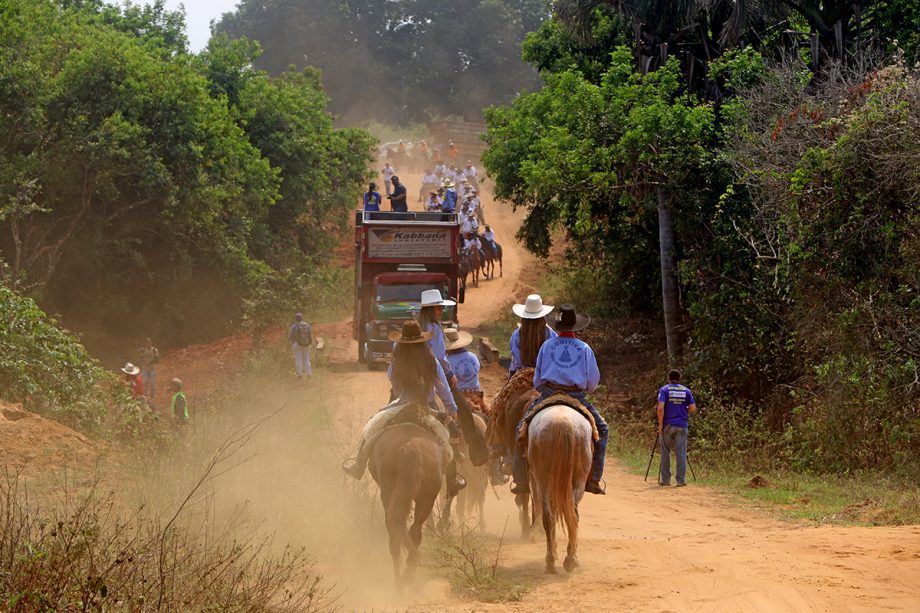 Distrito de Arapuá recebe 16ª Cavalgada com show da dupla Munhoz e Mariano