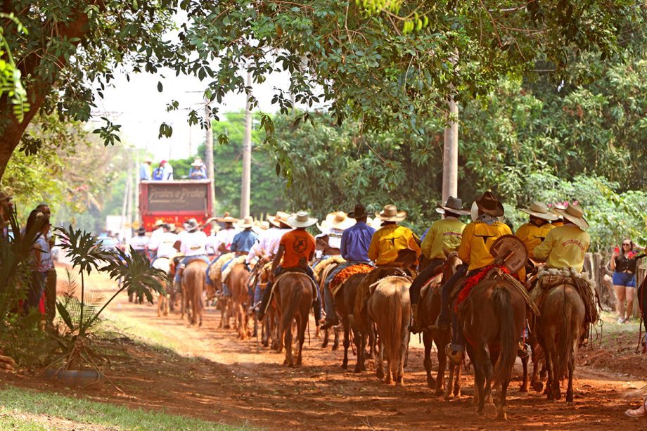 Distrito de Arapuá recebe 16ª Cavalgada com show da dupla Munhoz e Mariano
