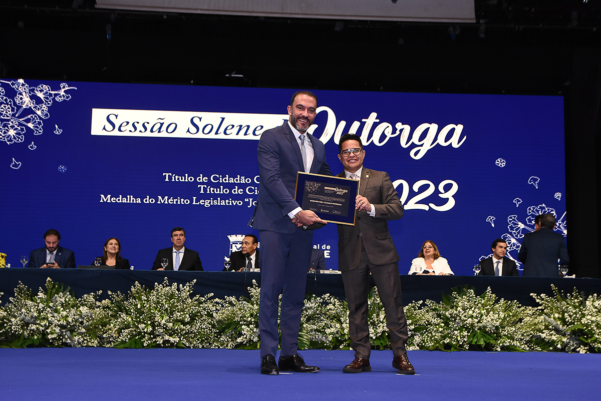 Chefe de gabinete e diretor da Fiems recebem títulos de Cidadão Campo-grandense Chefe de gabinete e diretor da Fiems recebem títulos de Cidadão Campo-grandense