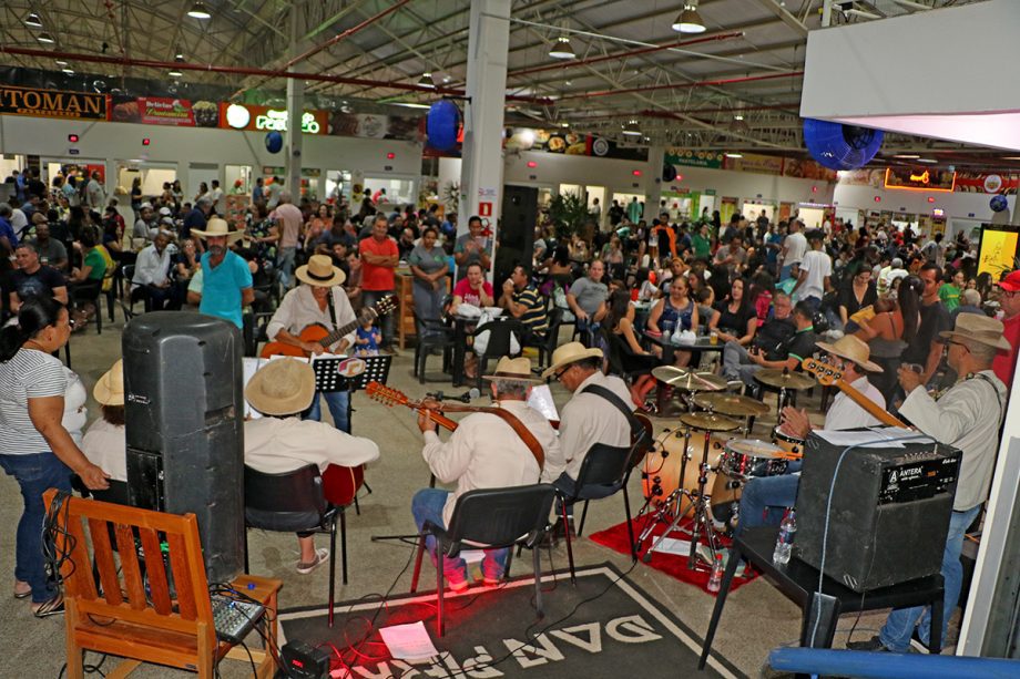 Orquestra de Violeiros de Três Lagoas celebrou 30 anos de existência na Feira Central Turística