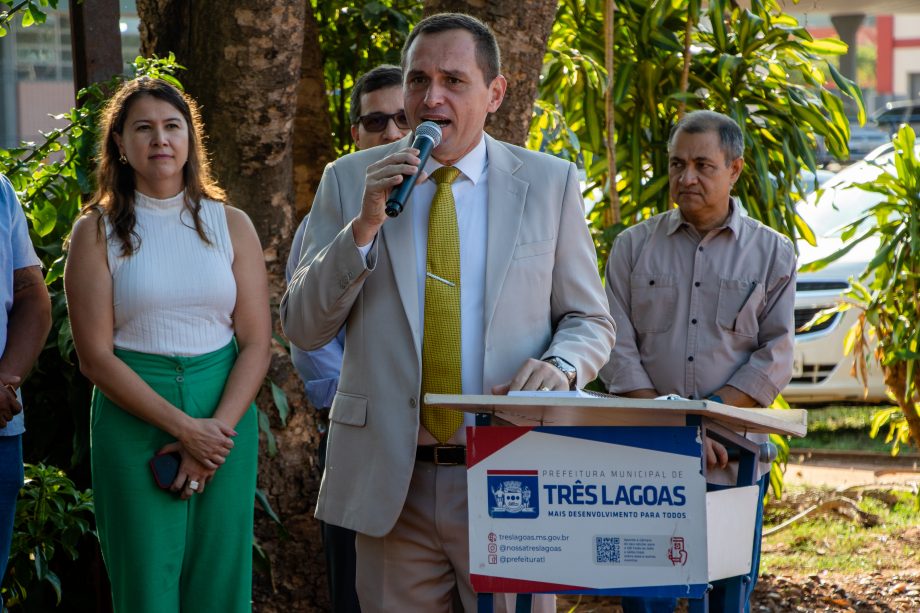 Com verba e mão de obra toda do Município, Prefeito assina ordem de serviço da pavimentação das ruas da Esplanada NOB