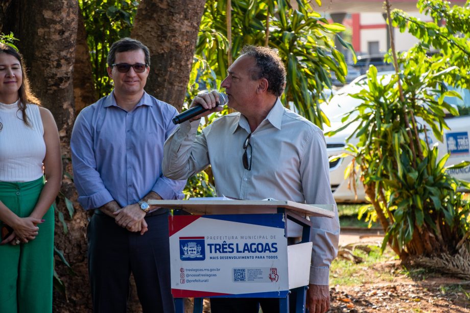 Com verba e mão de obra toda do Município, Prefeito assina ordem de serviço da pavimentação das ruas da Esplanada NOB