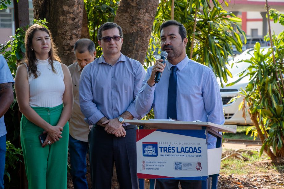 Com verba e mão de obra toda do Município, Prefeito assina ordem de serviço da pavimentação das ruas da Esplanada NOB