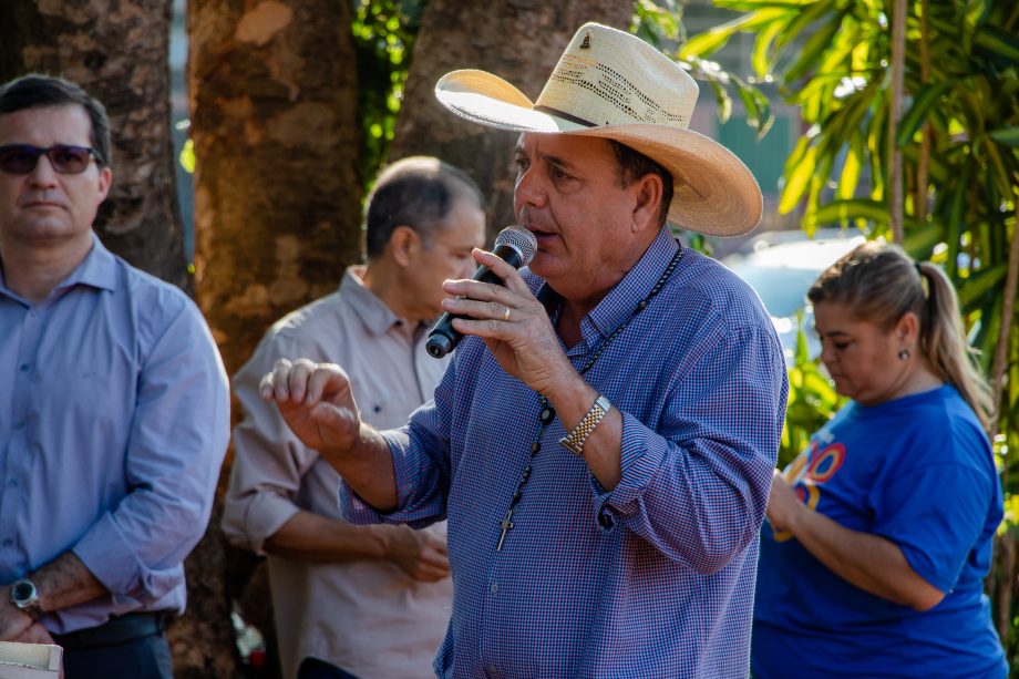 Com verba e mão de obra toda do Município, Prefeito assina ordem de serviço da pavimentação das ruas da Esplanada NOB