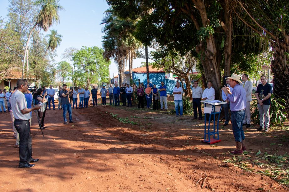 Com verba e mão de obra toda do Município, Prefeito assina ordem de serviço da pavimentação das ruas da Esplanada NOB
