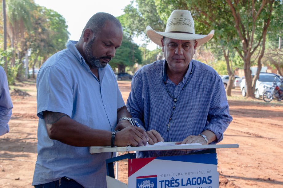 Com verba e mão de obra toda do Município, Prefeito assina ordem de serviço da pavimentação das ruas da Esplanada NOB