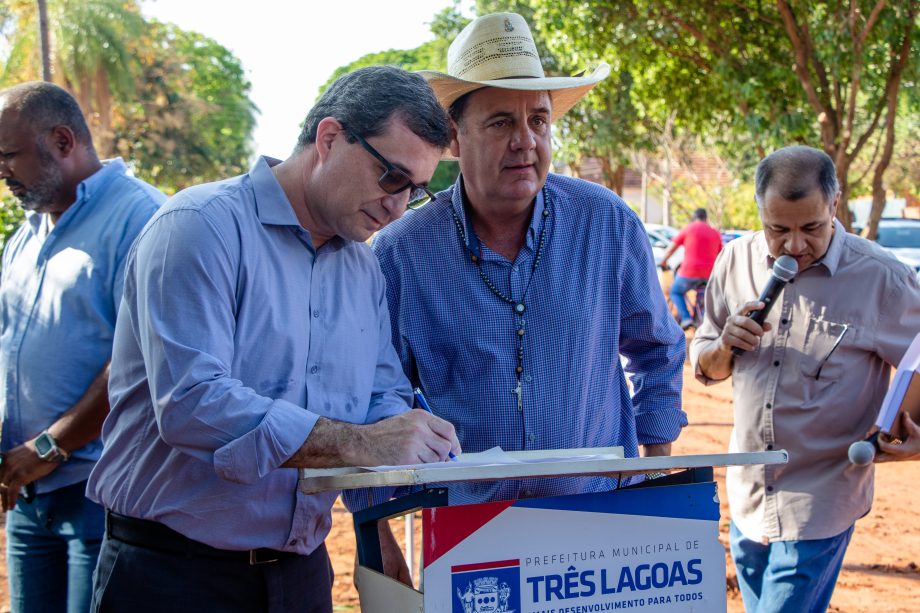 Com verba e mão de obra toda do Município, Prefeito assina ordem de serviço da pavimentação das ruas da Esplanada NOB