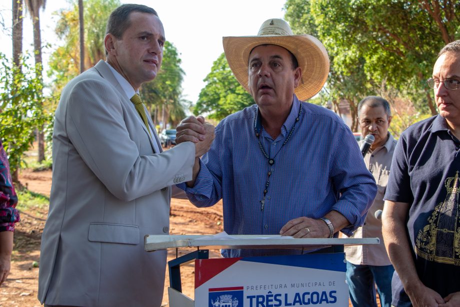 Com verba e mão de obra toda do Município, Prefeito assina ordem de serviço da pavimentação das ruas da Esplanada NOB