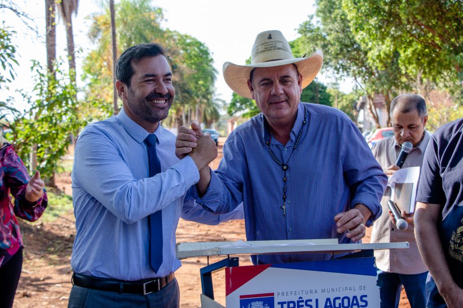 Com verba e mão de obra toda do Município, Prefeito assina ordem de serviço da pavimentação das ruas da Esplanada NOB