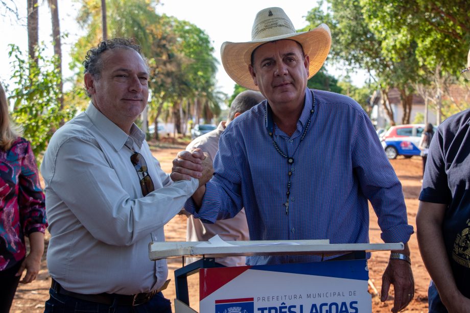 Com verba e mão de obra toda do Município, Prefeito assina ordem de serviço da pavimentação das ruas da Esplanada NOB