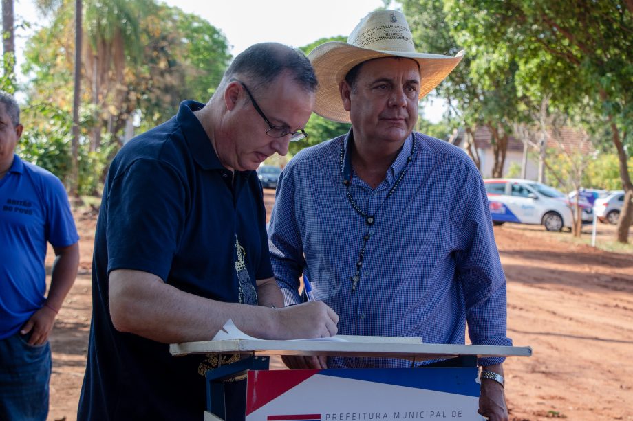Com verba e mão de obra toda do Município, Prefeito assina ordem de serviço da pavimentação das ruas da Esplanada NOB