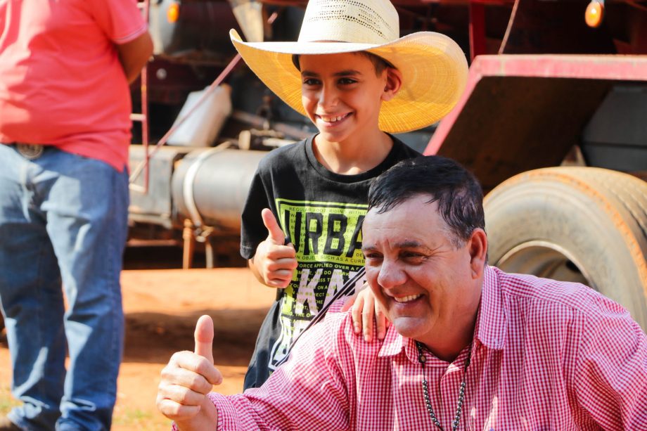 Prefeito assina ordem de serviço da pavimentação e drenagem do bairro Parque São Carlos