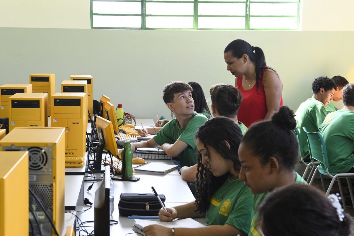 Com educação para o mercado de trabalho, alunos da rede estadual garantem primeiro emprego