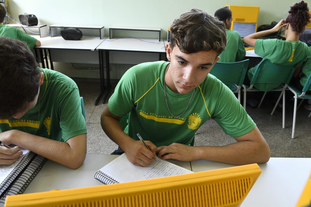 Com educação para o mercado de trabalho, alunos da rede estadual garantem primeiro emprego
