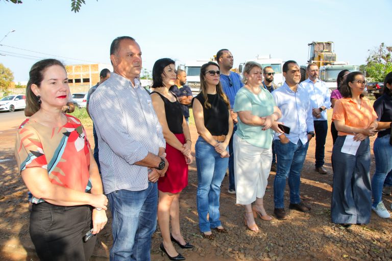 Prefeito assina ordem de serviço da pavimentação e drenagem do bairro Jardim Oiti