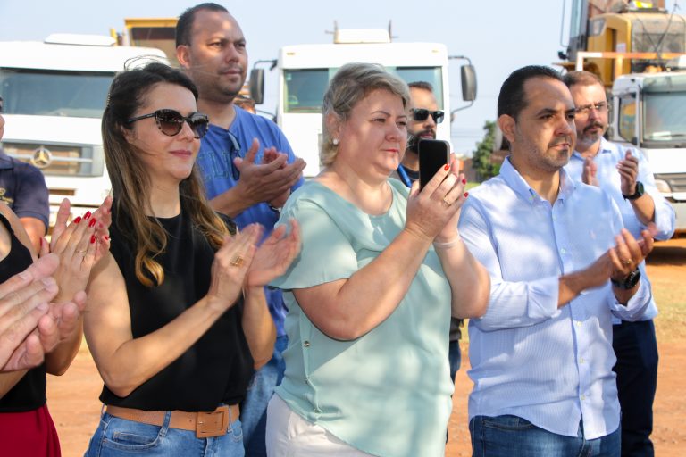 Prefeito assina ordem de serviço da pavimentação e drenagem do bairro Jardim Oiti