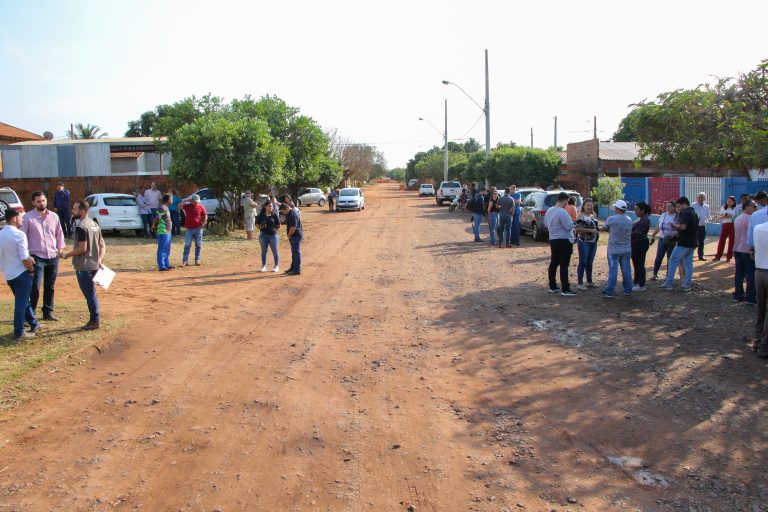 Prefeito assina ordem de serviço da pavimentação e drenagem do bairro Jardim Oiti