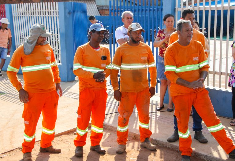 Prefeito assina ordem de serviço da pavimentação e drenagem do bairro Jardim Oiti