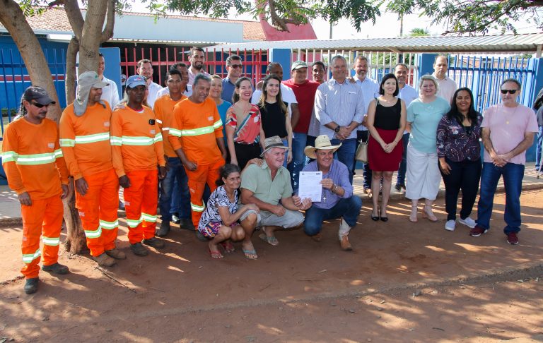 Prefeito assina ordem de serviço da pavimentação e drenagem do bairro Jardim Oiti