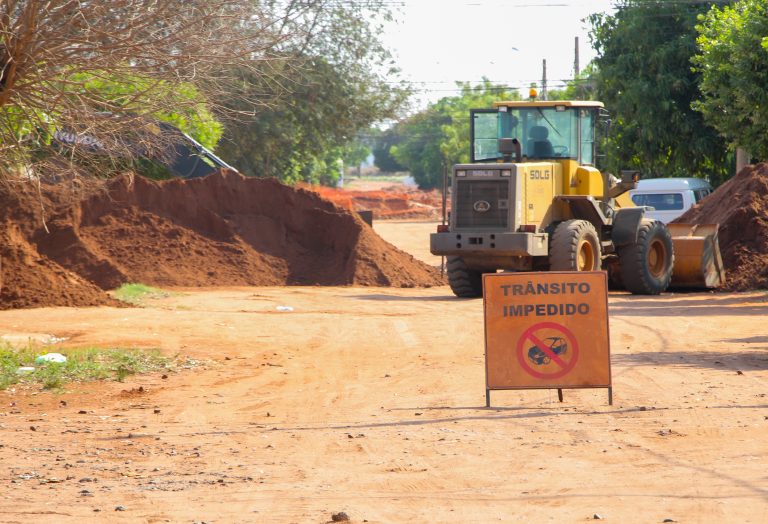 Prefeito assina ordem de serviço da pavimentação e drenagem do bairro Jardim Oiti