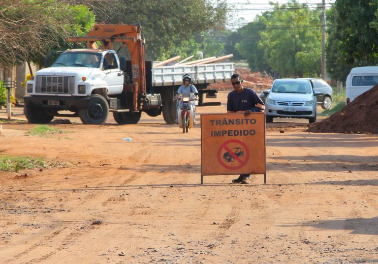 Prefeito assina ordem de serviço da pavimentação e drenagem do bairro Jardim Oiti